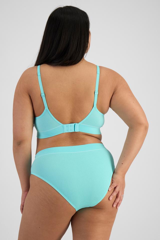 Chloe (She/Her) wears size 14 and is 165cm tall with 95cm chest and 78cm waist