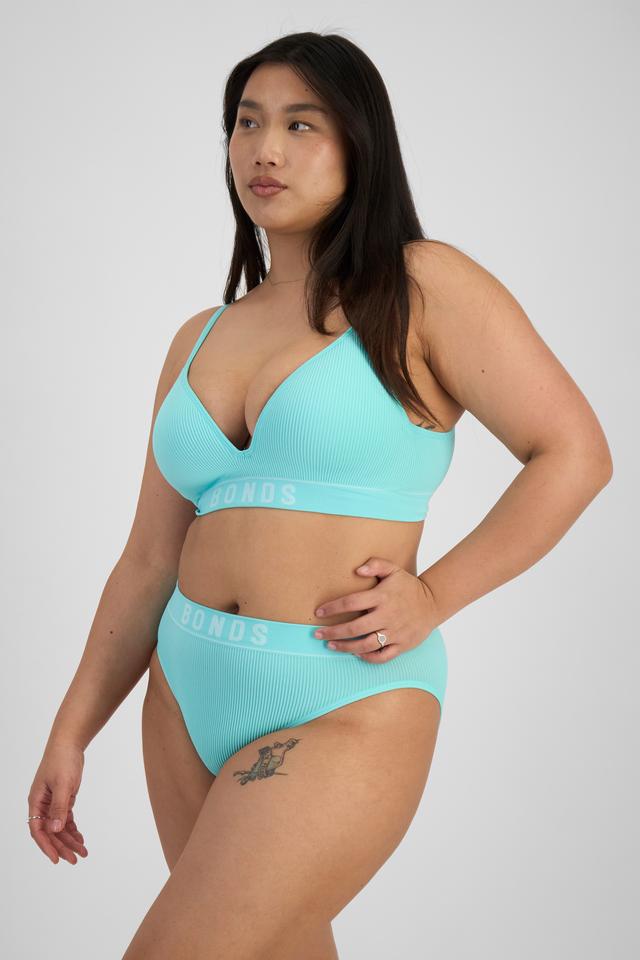 Chloe (She/Her) wears size 14 and is 165cm tall with 95cm chest and 78cm waist