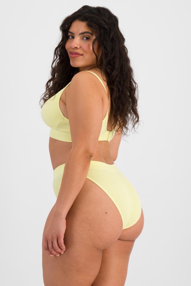 Laura (She/Her) wears size 14 and is 165cm tall with 94cm chest and 76cm waist