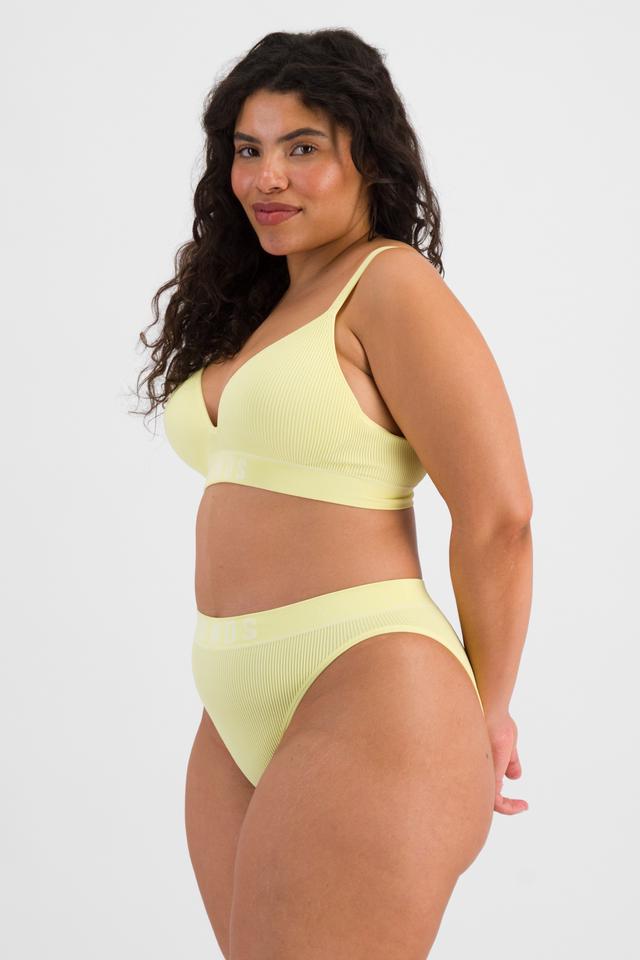 Laura (She/Her) wears size 14 and is 165cm tall with 94cm chest and 76cm waist