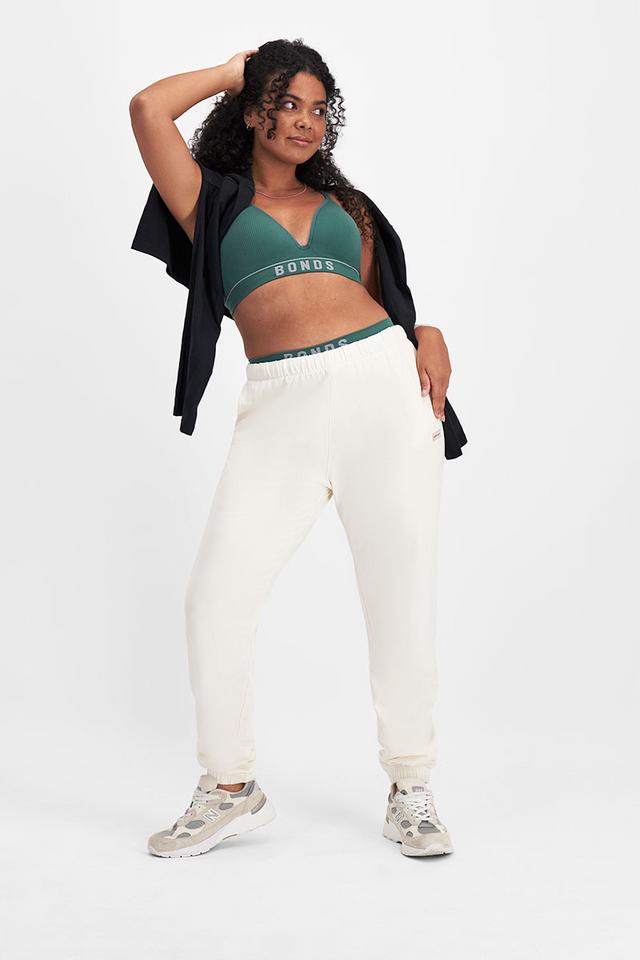 Larissa (She/Her) wears size 14 and is 170cm tall with 90cm chest and 79cm waist
