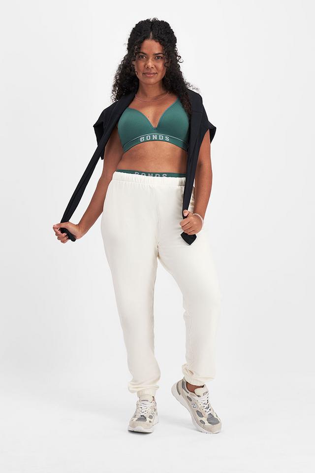 Larissa (She/Her) wears size 14 and is 170cm tall with 90cm chest and 79cm waist