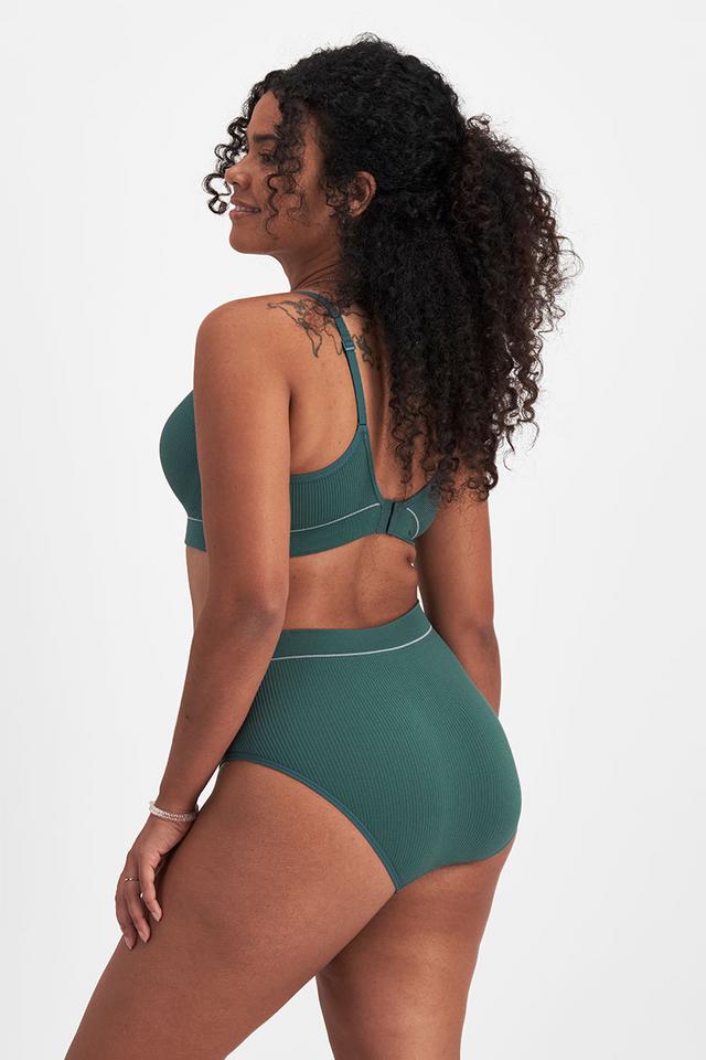 Larissa (She/Her) wears size 14 and is 170cm tall with 90cm chest and 79cm waist