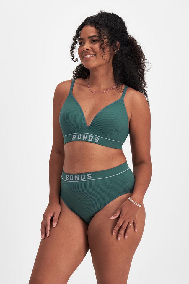 Larissa (She/Her) wears size 14 and is 170cm tall with 90cm chest and 79cm waist