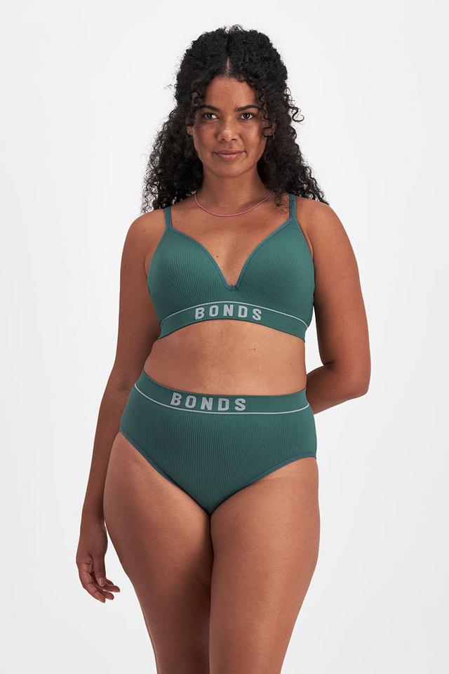 Larissa (She/Her) wears size 14 and is 170cm tall with 90cm chest and 79cm waist