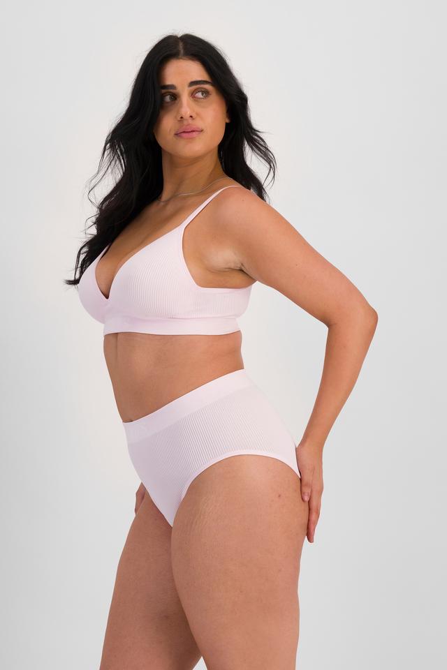Grace (She/Her) wears size 14 and is 170cm tall with 97.8cm chest and 82.6cm waist