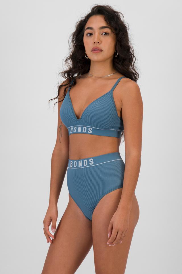 Mercedes (She/Her) wears size 10 and is 166cm tall with 81cm chest and 69cm waist