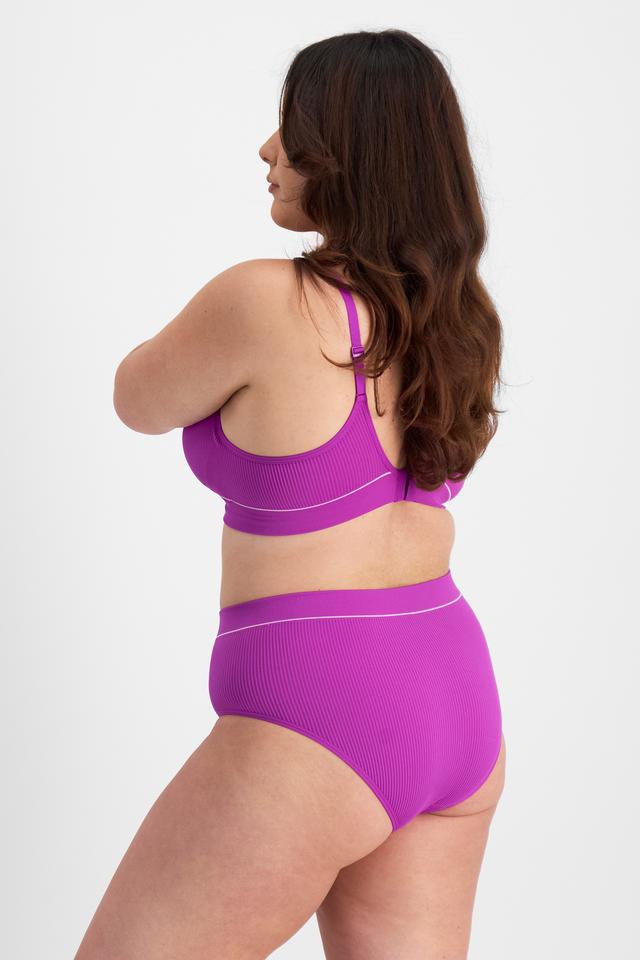 Bella (She/Her) wears size 14 and is 173cm tall with 95cm chest and 77cm waist