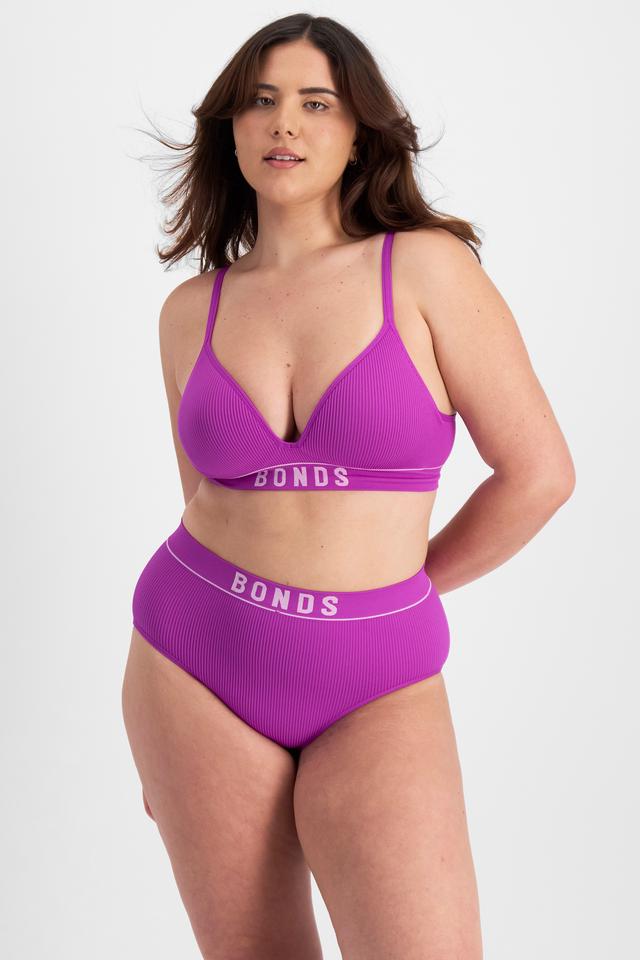 Bella (She/Her) wears size 14 and is 173cm tall with 95cm chest and 77cm waist