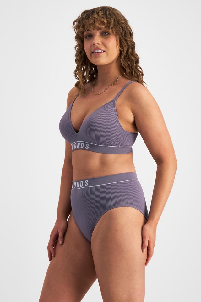 Ella (She/Her) wears size L and is 171cm tall with 93cm chest and 76cm waist