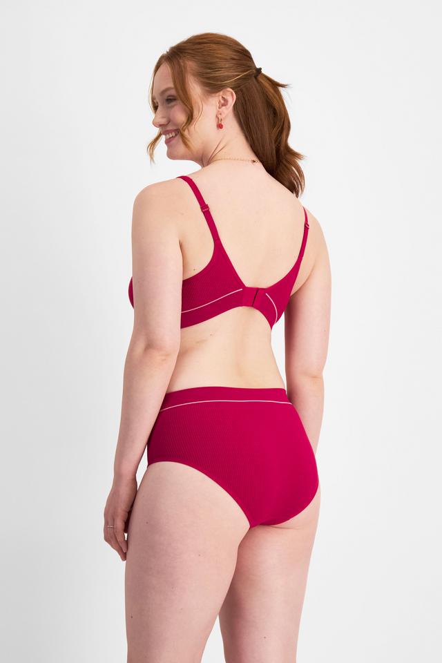 Martine (She/Her) wears size 14 and is 175cm tall with 82cm chest and 76cm waist