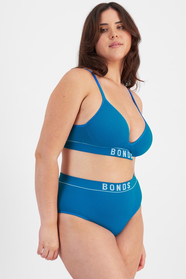 Bella (She/Her) wears size 14 and is 173cm tall with 95cm chest and 77cm waist