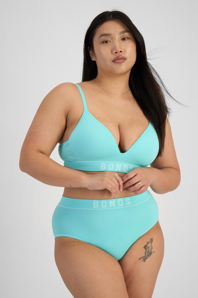 Chloe (She/Her) wears size 14 and is 165cm tall with 95cm chest and 78cm waist