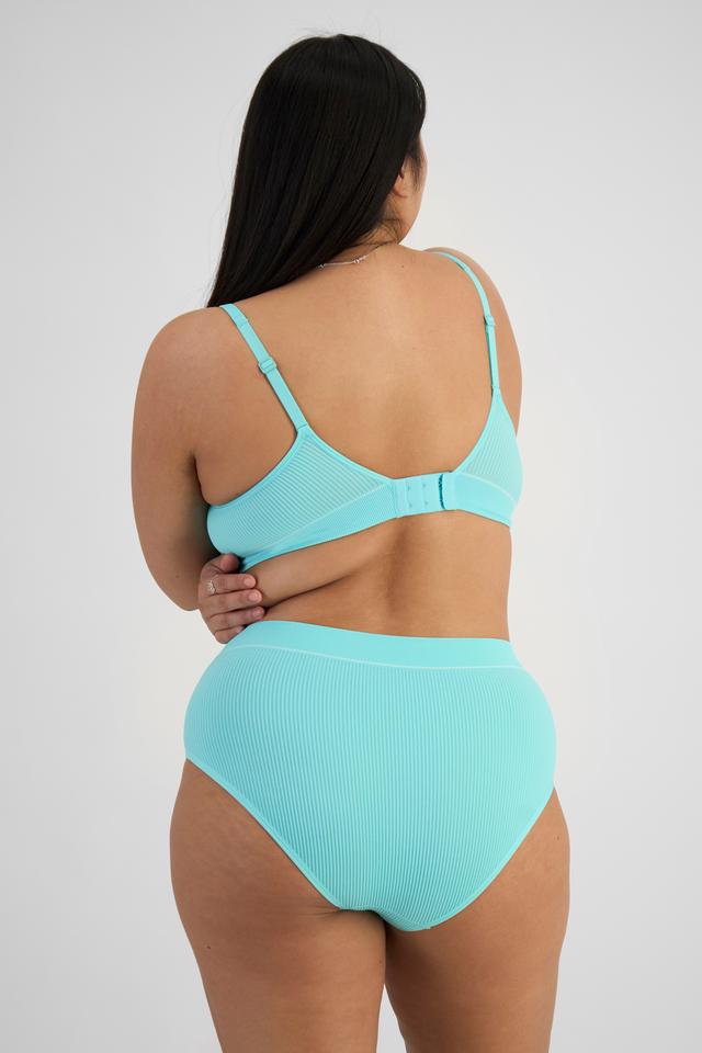 Chloe (She/Her) wears size 14 and is 165cm tall with 95cm chest and 78cm waist