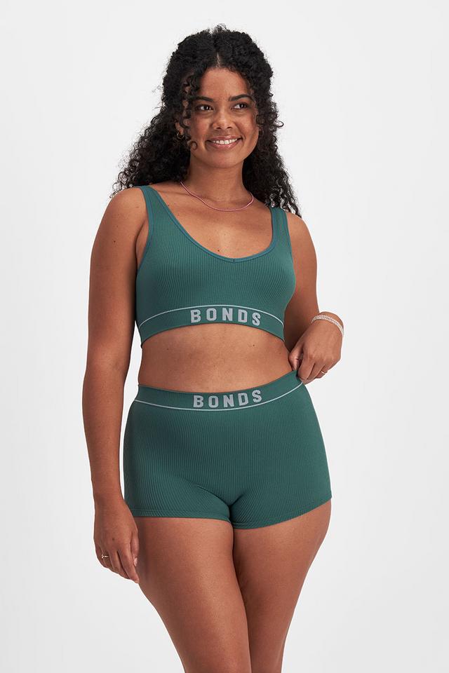 Larissa (She/Her) wears size 14 and is 170cm tall with 90cm chest and 79cm waist
