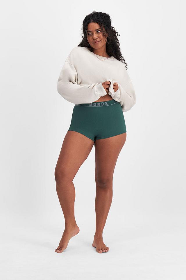 Larissa (She/Her) wears size 14 and is 170cm tall with 90cm chest and 79cm waist