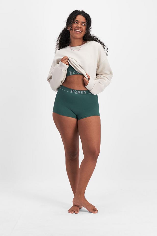 Larissa (She/Her) wears size 14 and is 170cm tall with 90cm chest and 79cm waist