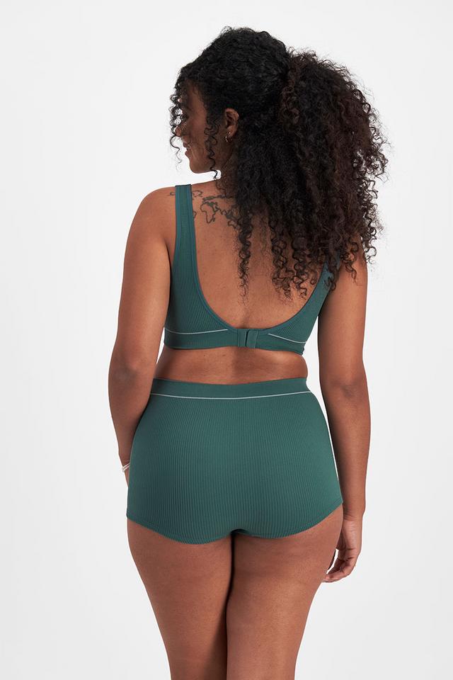 Larissa (She/Her) wears size 14 and is 170cm tall with 90cm chest and 79cm waist