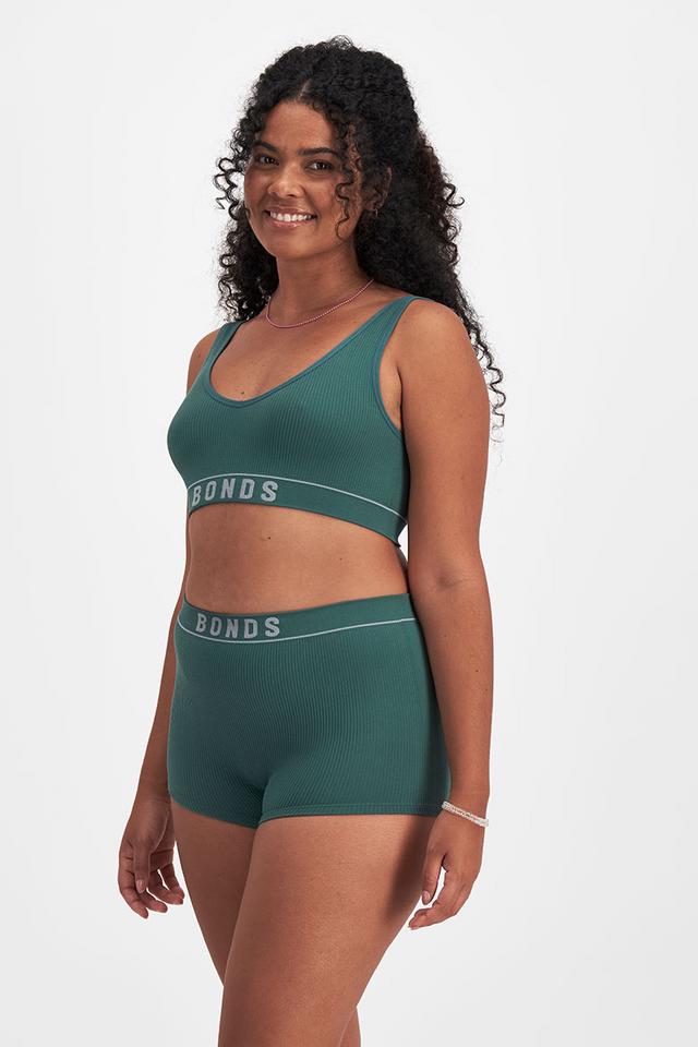 Larissa (She/Her) wears size 14 and is 170cm tall with 90cm chest and 79cm waist