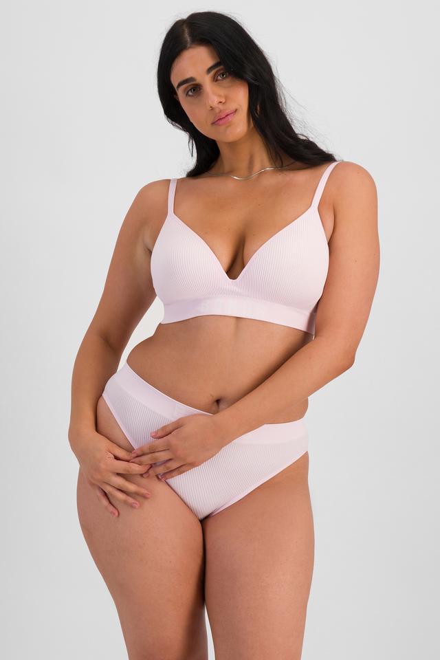 Peri (She/Her) wears size 12B and is 168cm tall with 81cm chest and 67cm waist