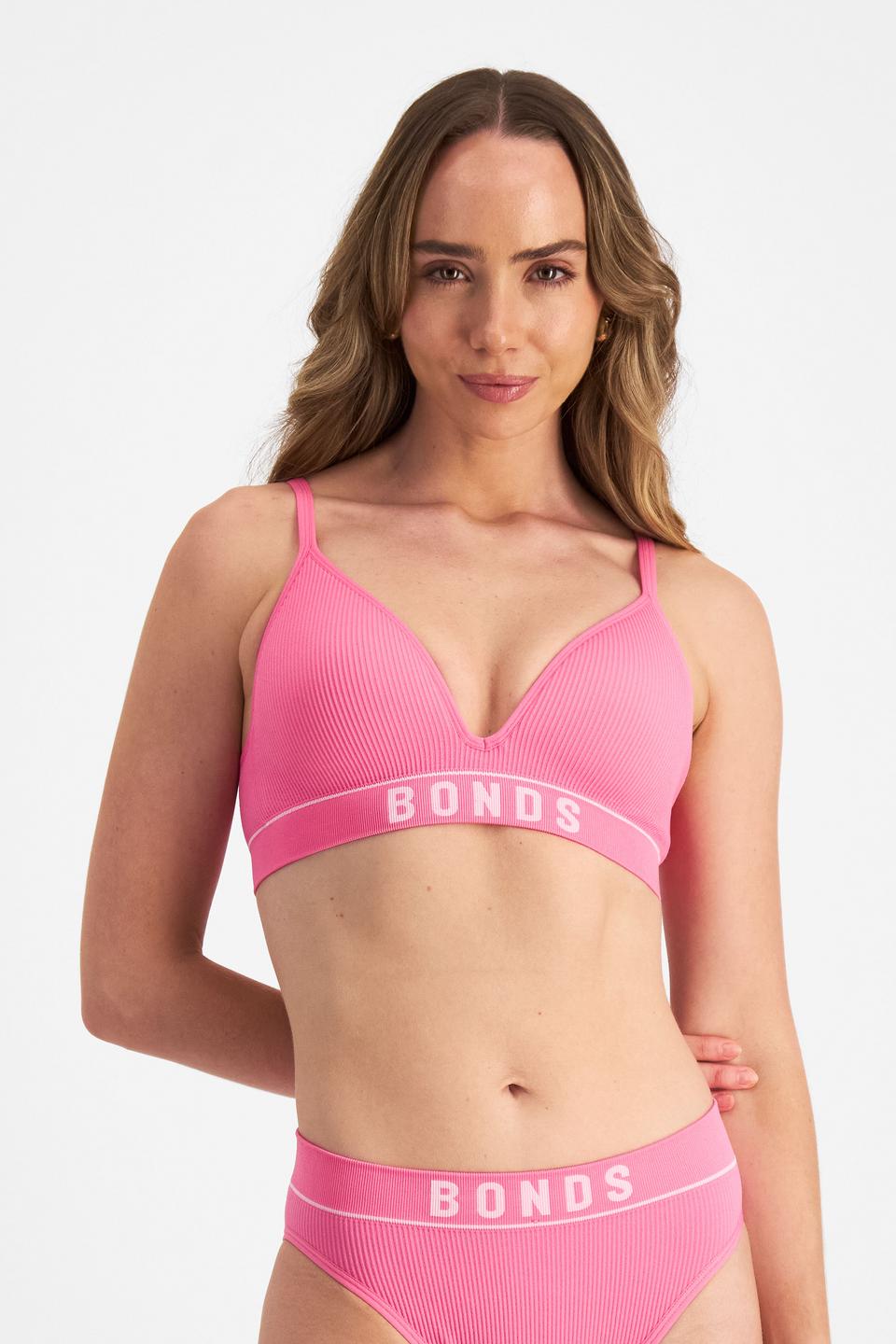 Mikaela (She/Her) wears size S and is 177cm tall with 89cm chest and 66cm waist