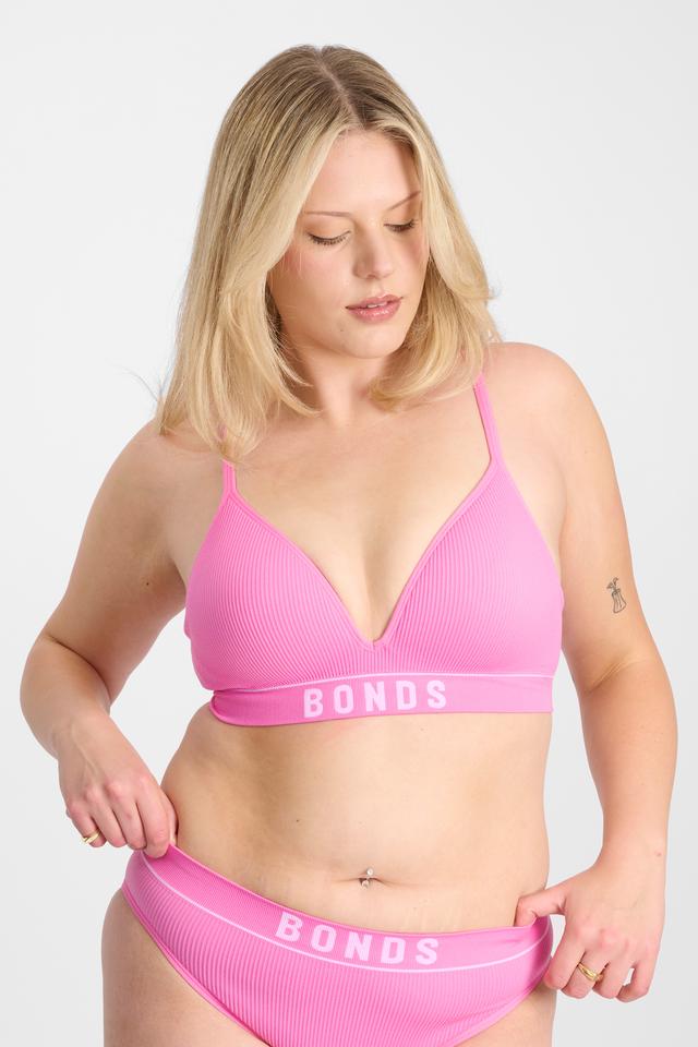 KIARA (She/Her) wears size 14DD and is 178cm tall with 102cm chest and 89cm waist