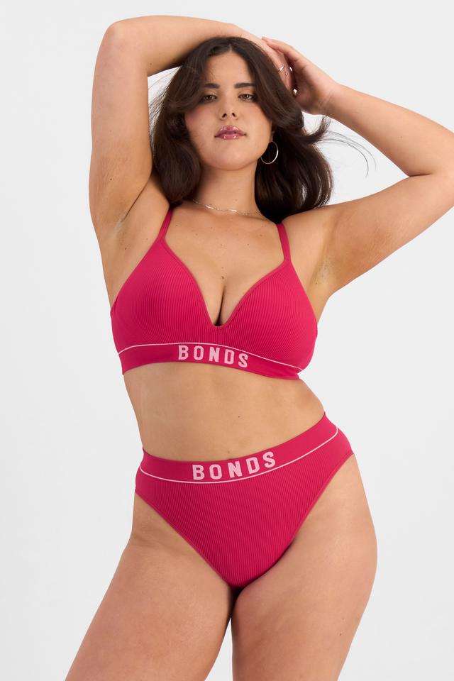 Bella (She/Her) wears size 14 and is 173cm tall with 95cm chest and 77cm waist