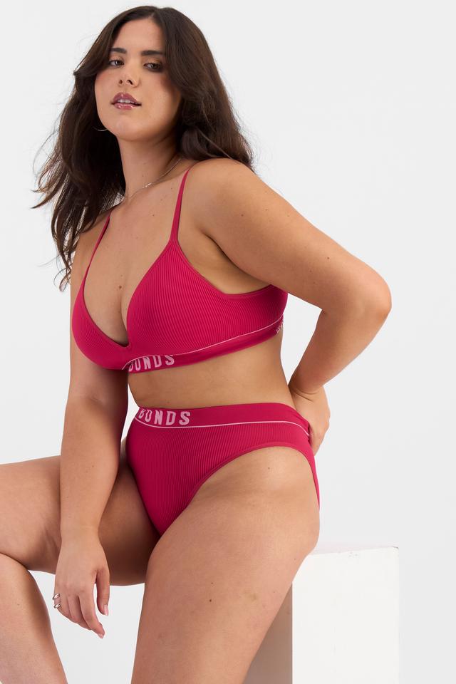 Bella (She/Her) wears size 14 and is 173cm tall with 95cm chest and 77cm waist