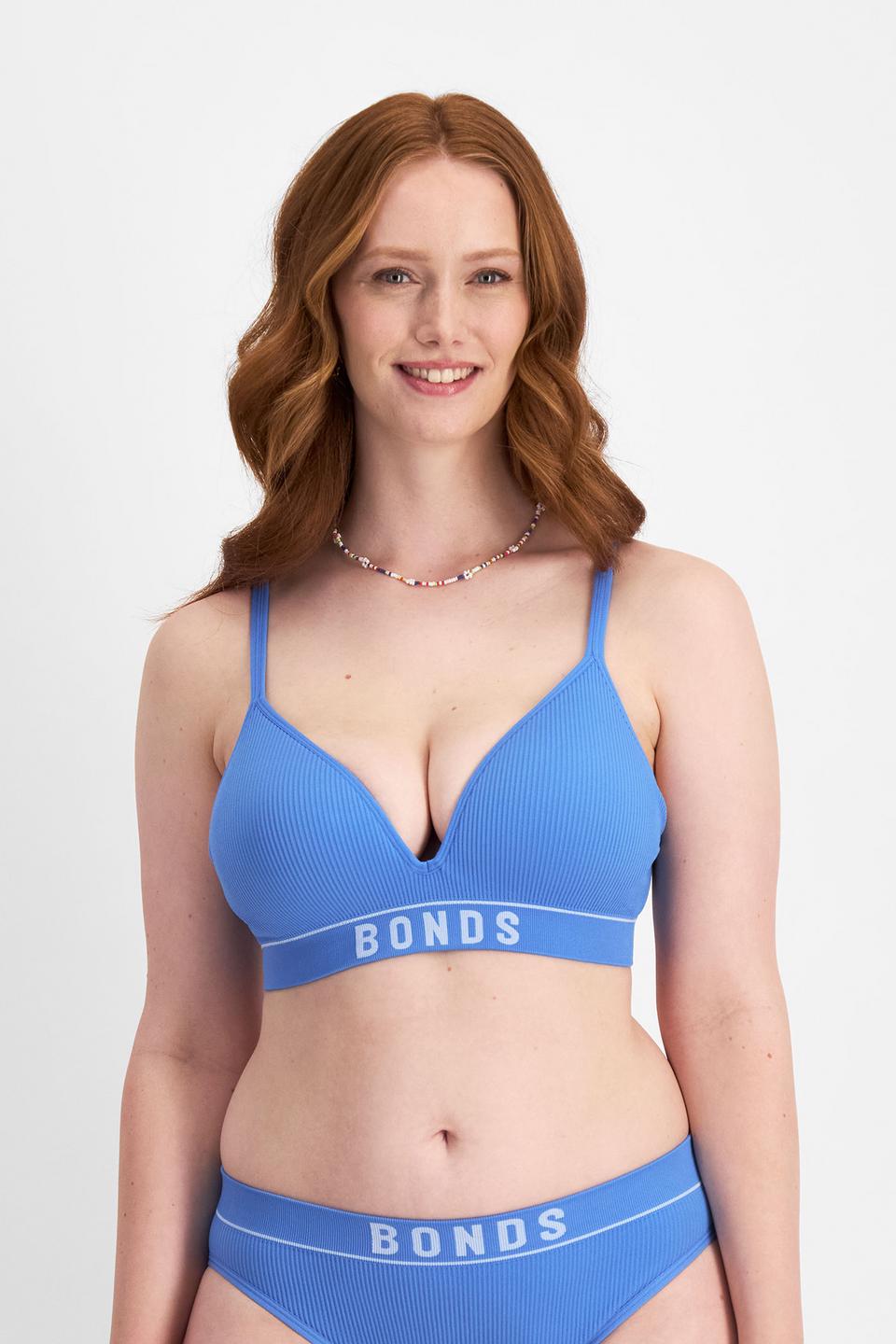 Martine (She/Her) wears size 14DD and is 175cm tall with 82cm chest and 76cm waist