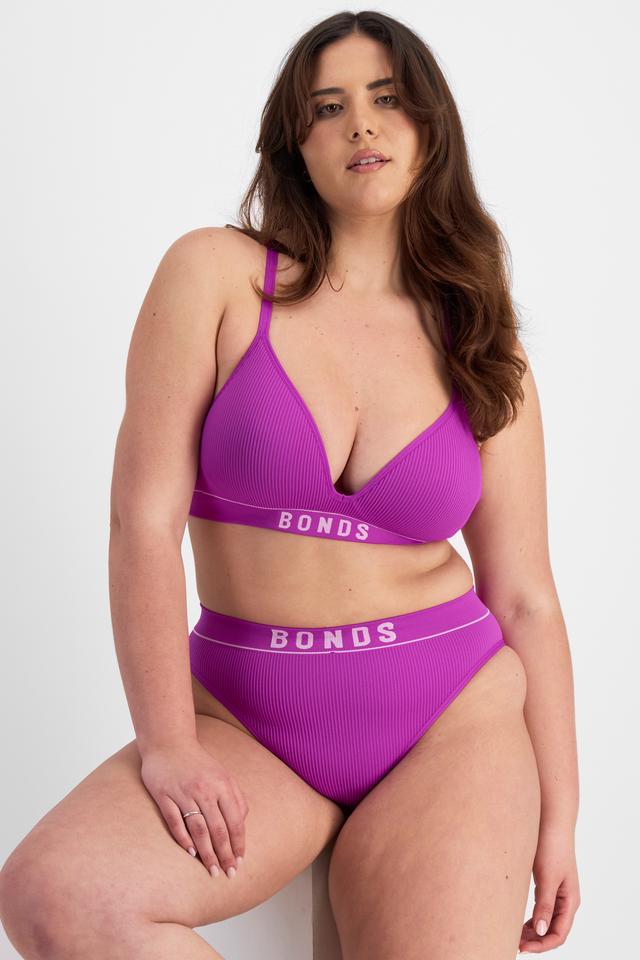 Bella (She/Her) wears size 14 and is 173cm tall with 95cm chest and 77cm waist
