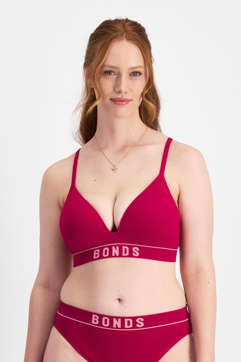 Martine (She/Her) wears size 14DD and is 175cm tall with 82cm chest and 76cm waist