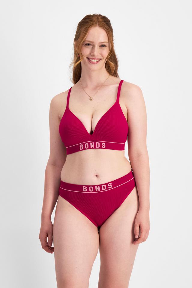 Martine (She/Her) wears size 14DD and is 175cm tall with 82cm chest and 76cm waist