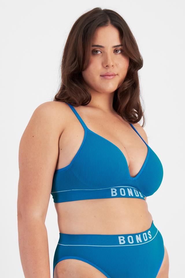 Bella (She/Her) wears size 14 and is 173cm tall with 95cm chest and 77cm waist