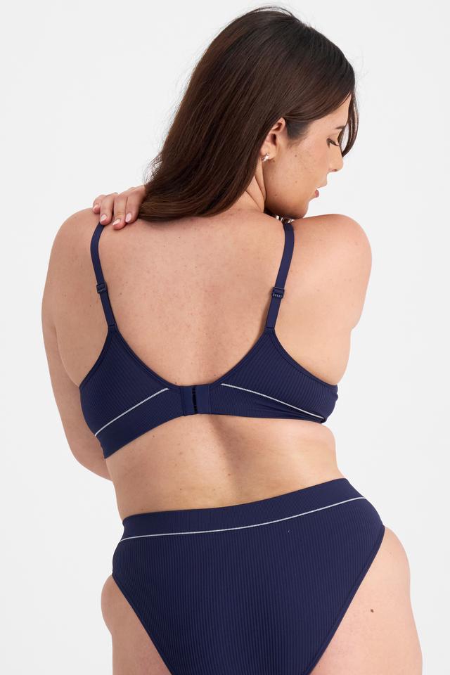 Bella (She/Her) wears size 14D and is 173cm tall with 95cm chest and 77cm waist
