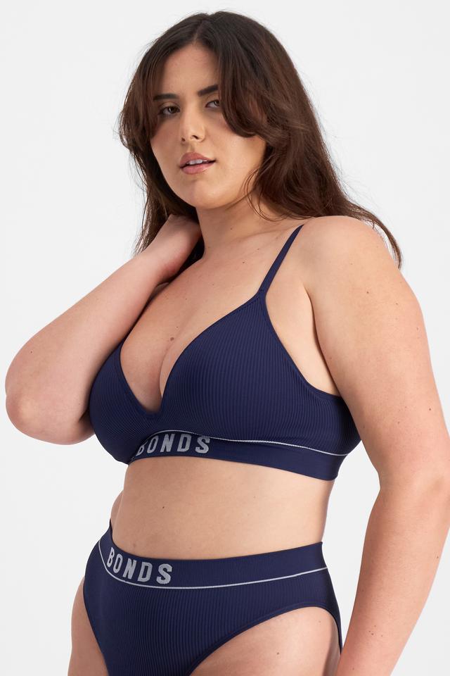 Bella (She/Her) wears size 14D and is 173cm tall with 95cm chest and 77cm waist