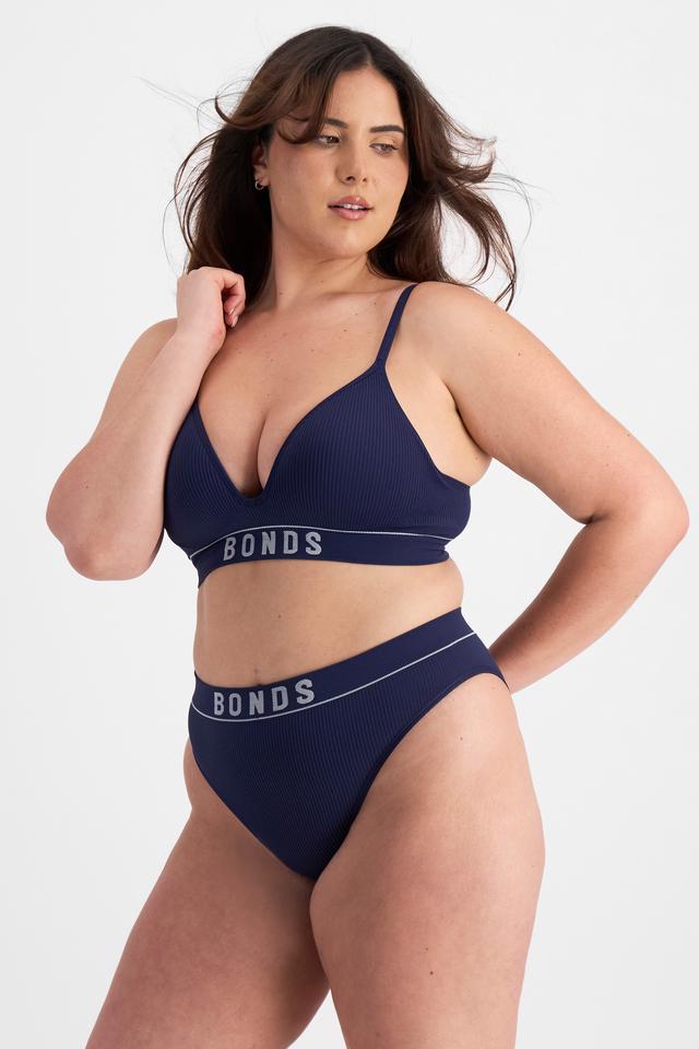 Bella (She/Her) wears size 14D and is 173cm tall with 95cm chest and 77cm waist