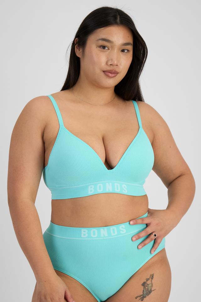Chloe (She/Her) wears size 14DD and is 165cm tall with 95cm chest and 78cm waist