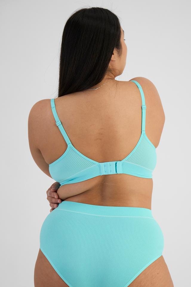 Chloe (She/Her) wears size 14DD and is 165cm tall with 95cm chest and 78cm waist