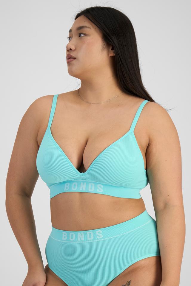 Chloe (She/Her) wears size 14DD and is 165cm tall with 95cm chest and 78cm waist