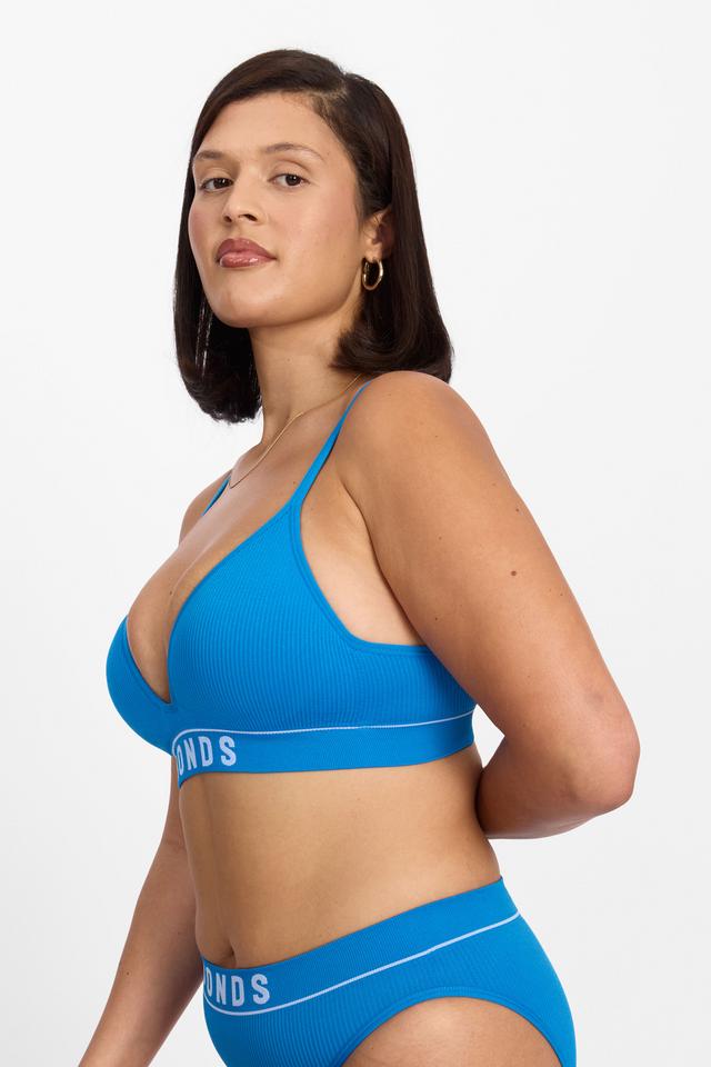 LARA (She/Her) wears size 14D and is 170cm tall with 92cm chest and 75cm waist