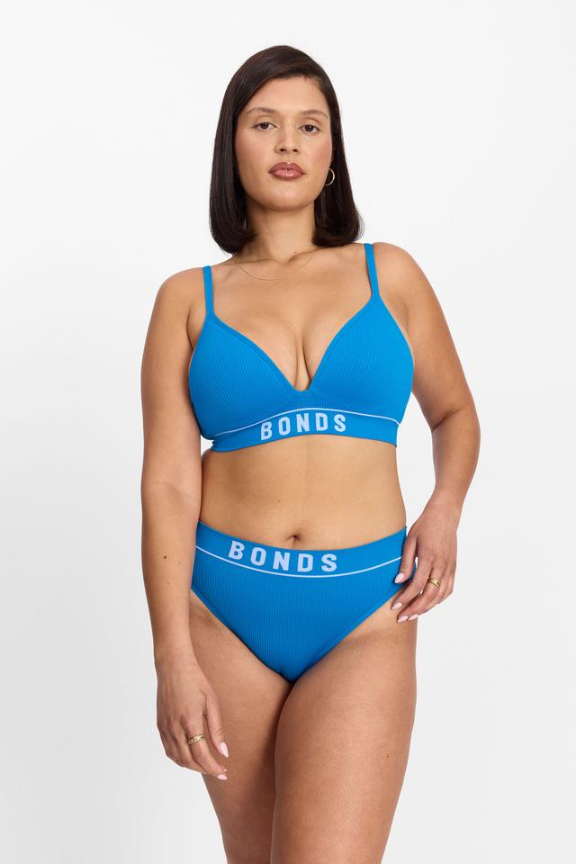 LARA (She/Her) wears size 14D and is 170cm tall with 92cm chest and 75cm waist