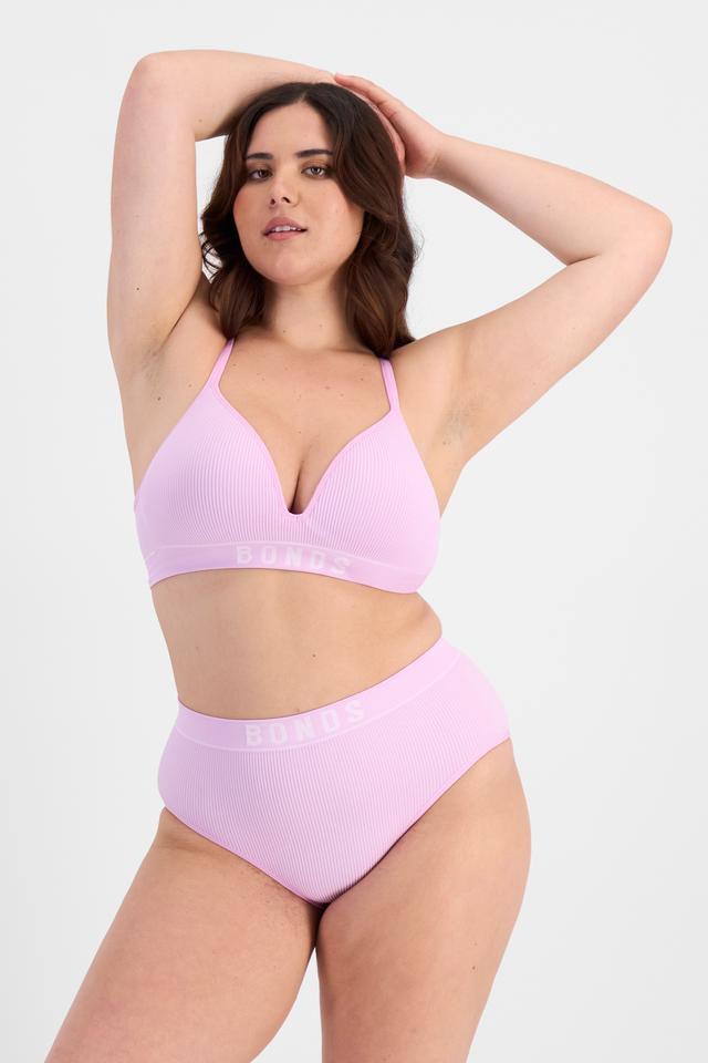 Bella (She/Her) wears size L and is 173cm tall with 95cm chest and 77cm waist