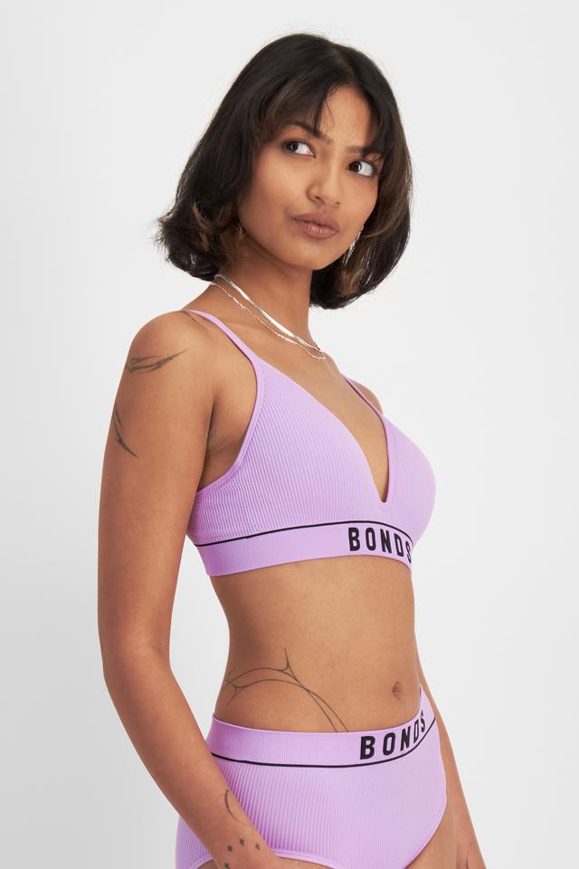 Nickila (She/Her) wears size 10 and is 171cm tall with 77cm chest and 68cm waist