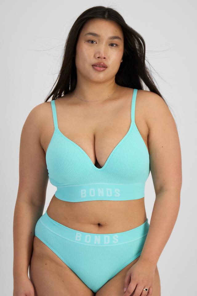 Chloe (She/Her) wears size 14DD and is 165cm tall with 95cm chest and 78cm waist