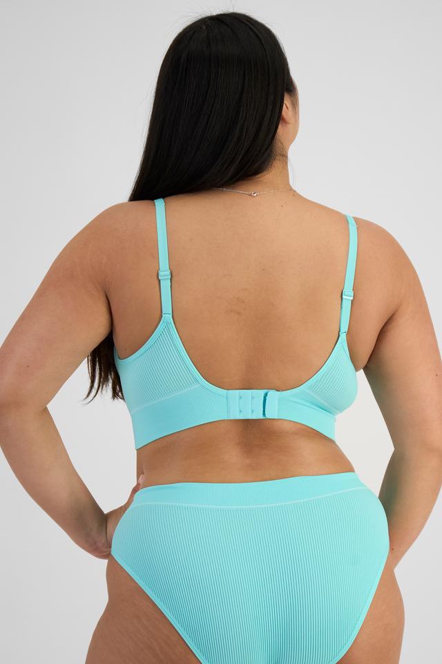 Chloe (She/Her) wears size 14DD and is 165cm tall with 95cm chest and 78cm waist