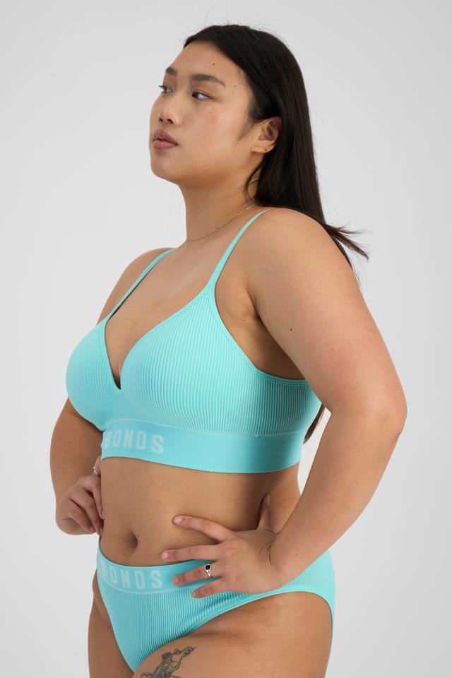 Chloe (She/Her) wears size 14DD and is 165cm tall with 95cm chest and 78cm waist