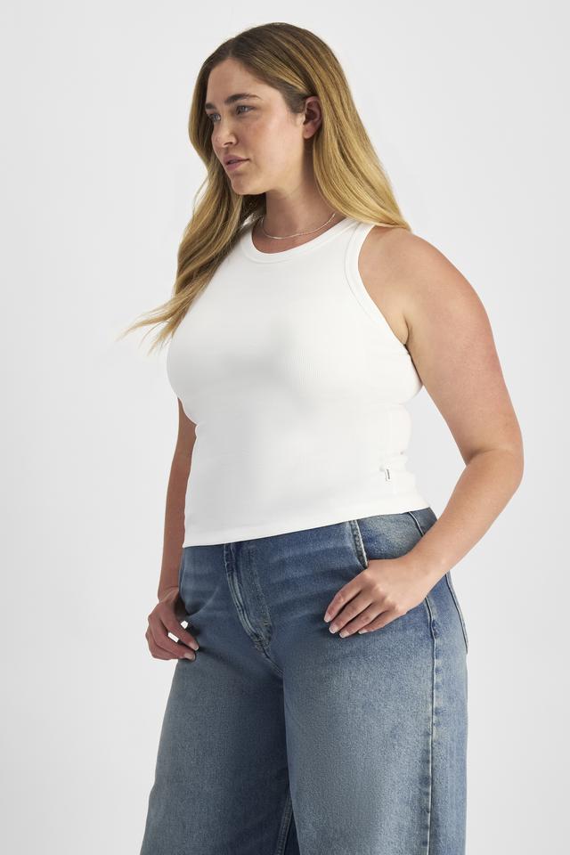 Chanel (She/Her) wears size L and is 176cm tall with 104cm chest and 89cm waist