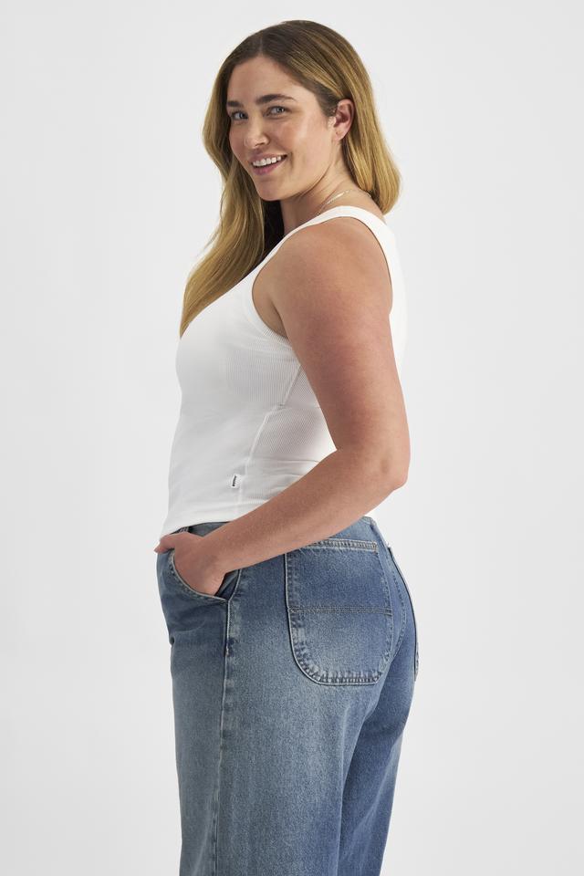 Chanel (She/Her) wears size L and is 176cm tall with 104cm chest and 89cm waist