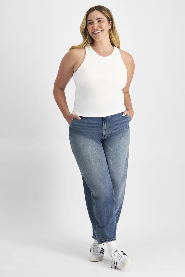 Chanel (She/Her) wears size L and is 176cm tall with 104cm chest and 89cm waist