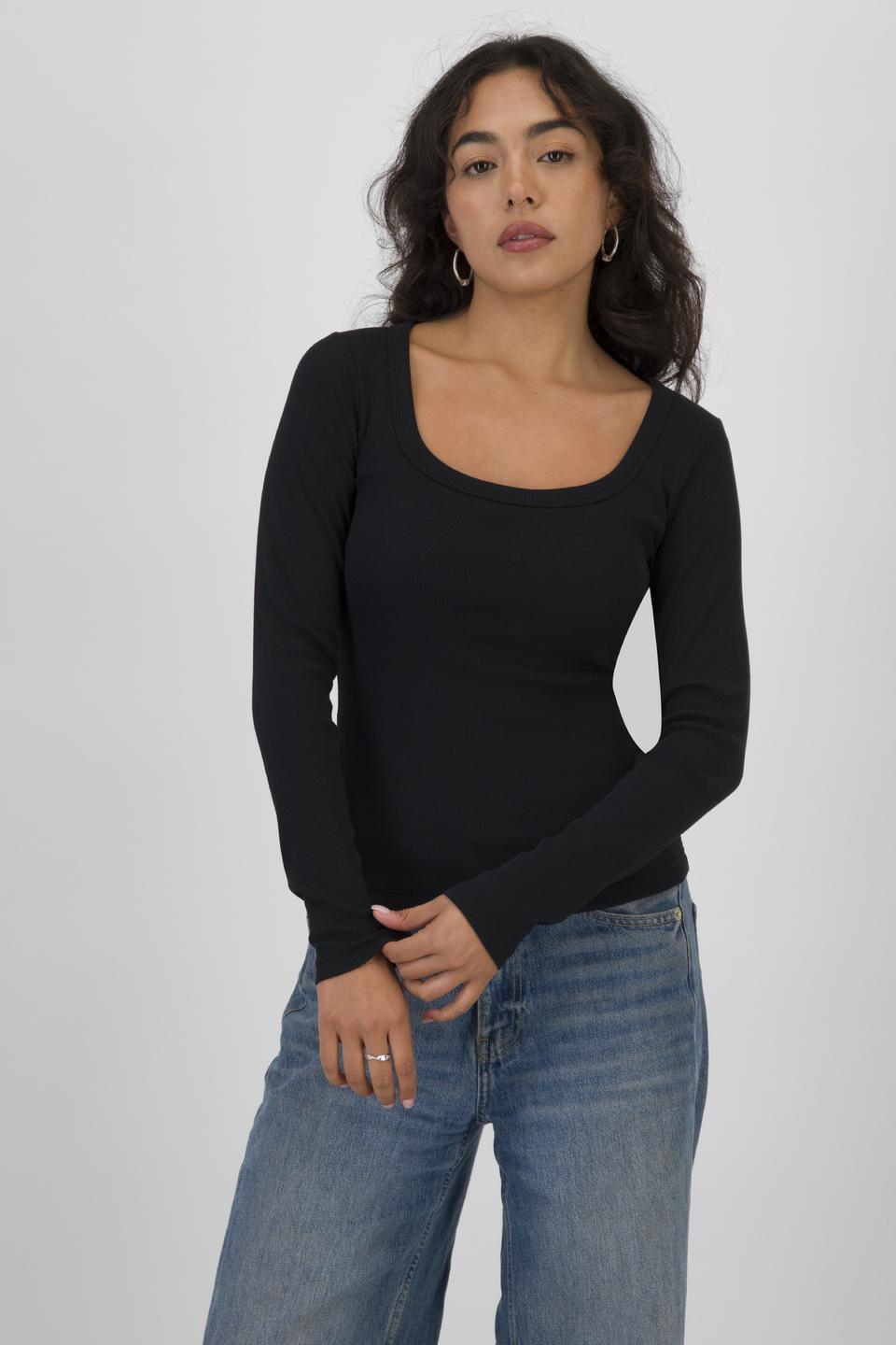 Mercedes (She/Her) wears size S and is 166cm tall with 81cm chest and 69cm waist